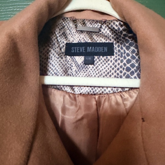 Pleated Camel Coat with Belt and Oversized Buttons - Picture 3 of 10